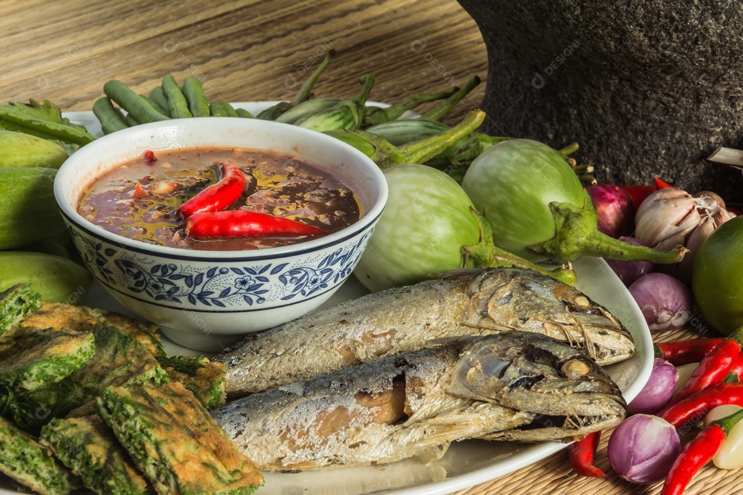 Pasta de pimentão e ovo com cavala frita, comida tailandesa vegetal