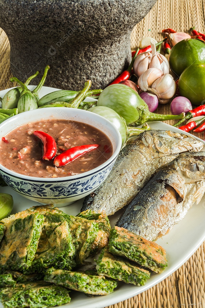 Pasta de pimentão e ovo com cavala frita, comida tailandesa vegetal