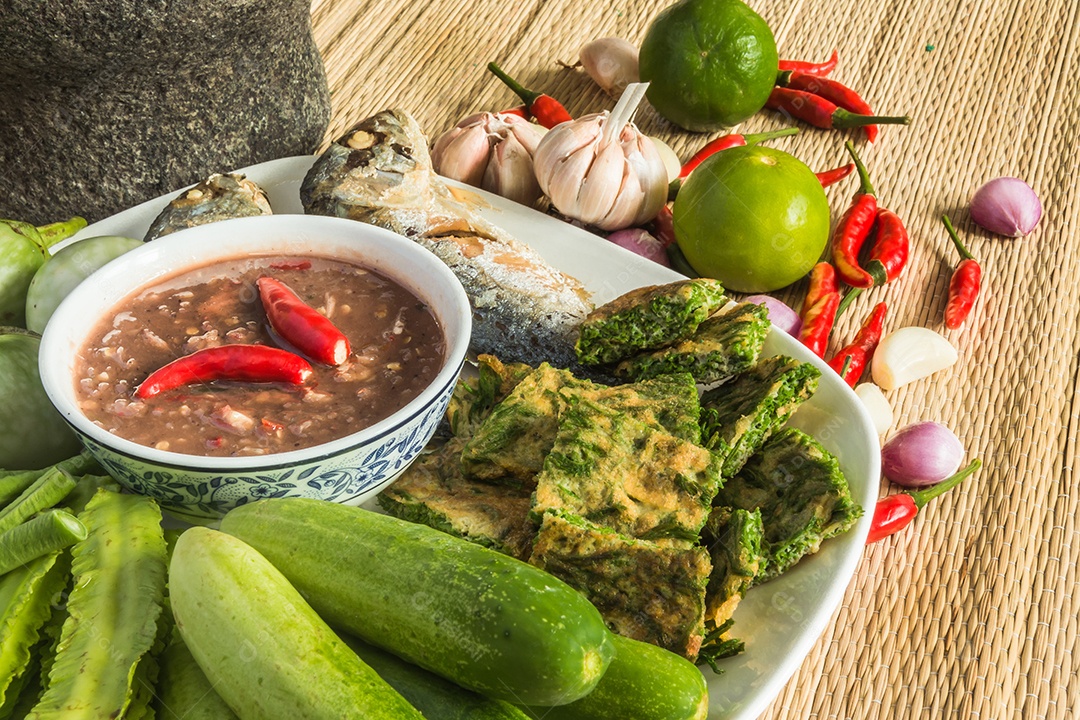 Pasta de pimentão e ovo com cavala frita, comida tailandesa vegetal