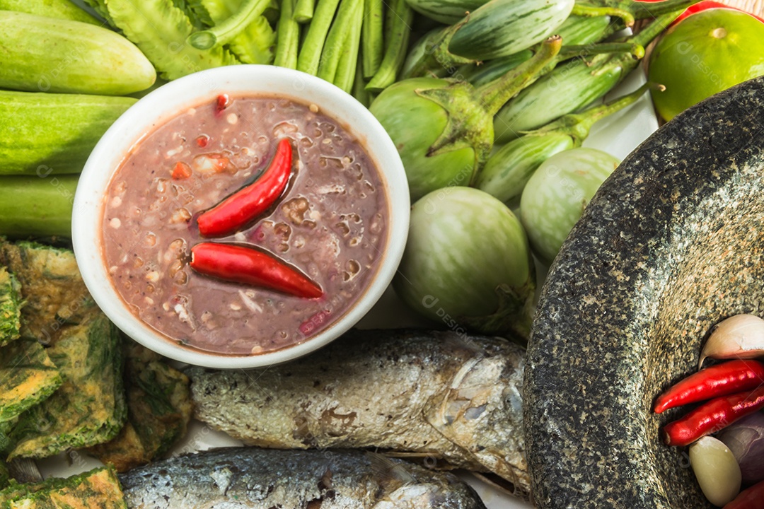 Pasta de pimentão e ovo com cavala frita, comida tailandesa vegetal