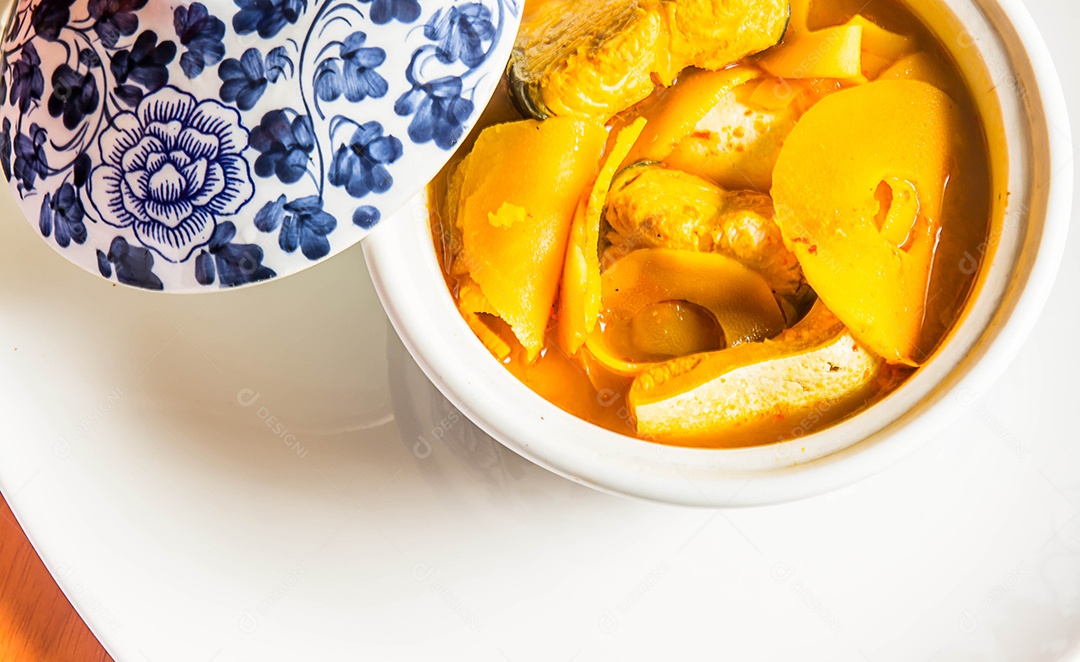 Curry amarelo azedo picante do sul da Tailândia com brotos de robalo e coco, sopa azeda feita de pasta de tamarindo ou açafrão.