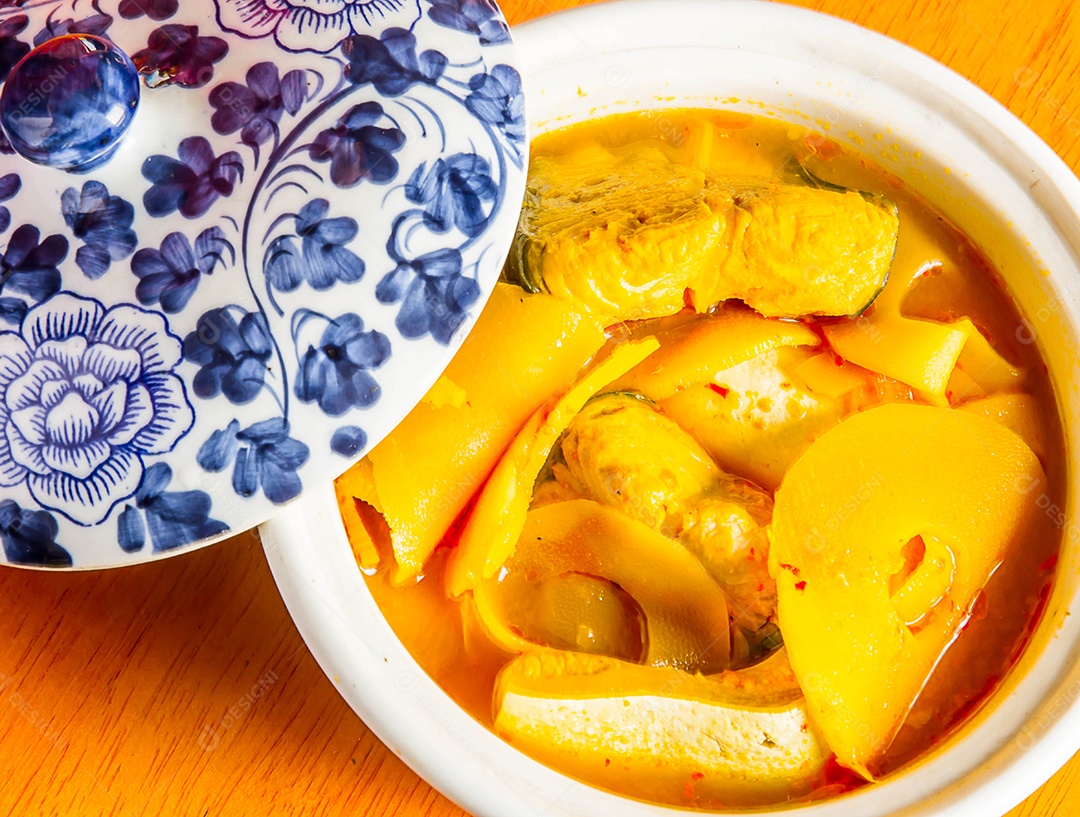 Curry amarelo azedo picante do sul da Tailândia com brotos de robalo e coco, sopa azeda feita de pasta de tamarindo ou açafrão.
