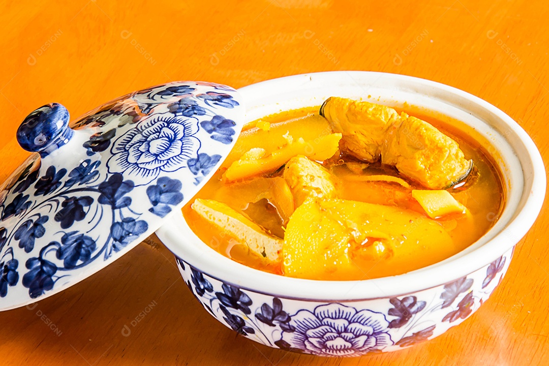 Curry amarelo azedo picante do sul da Tailândia com brotos de robalo e coco, sopa azeda feita de pasta de tamarindo ou açafrão.