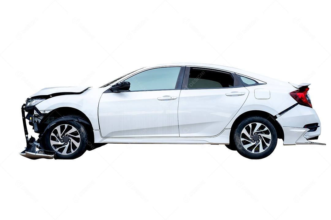 Lado do carro branco danificado por acidente na estrada. carros danificados após a colisão. Isolado no fundo branco com traçado de recorte