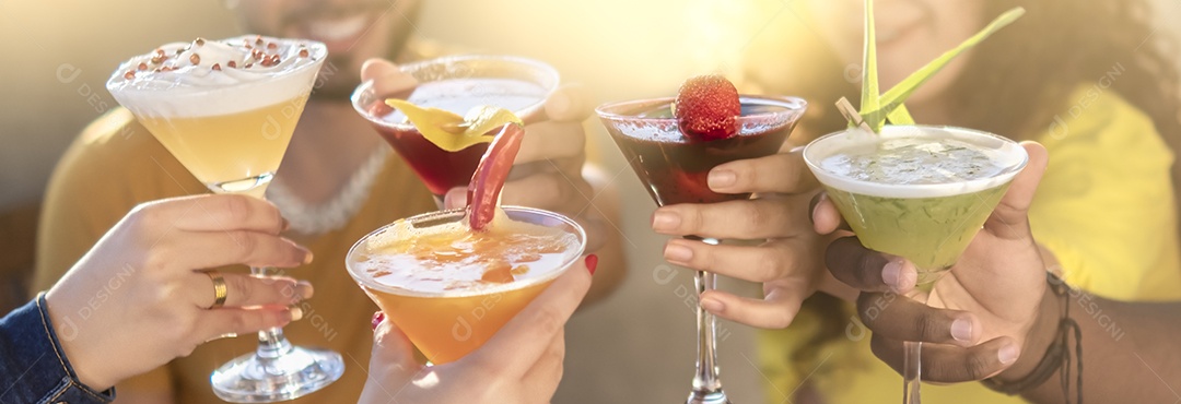 Felizes jovens amigos brindando com coquetéis juntos - Conceito de estilo de vida de alimentos e bebidas - Foco no vidro com morango