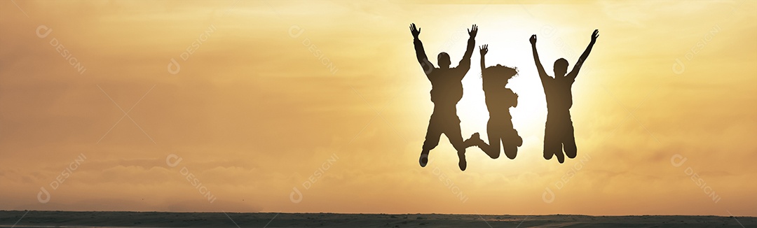 Grupo de amigos felizes se divertindo e pulando na praia ao pôr do sol - Jovens comemorando o sucesso ao ar livre - Pessoas, sucesso e conceito de viagem