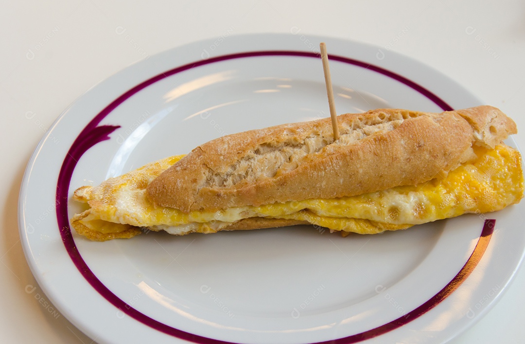 Pão de espanha é colocado no prato.