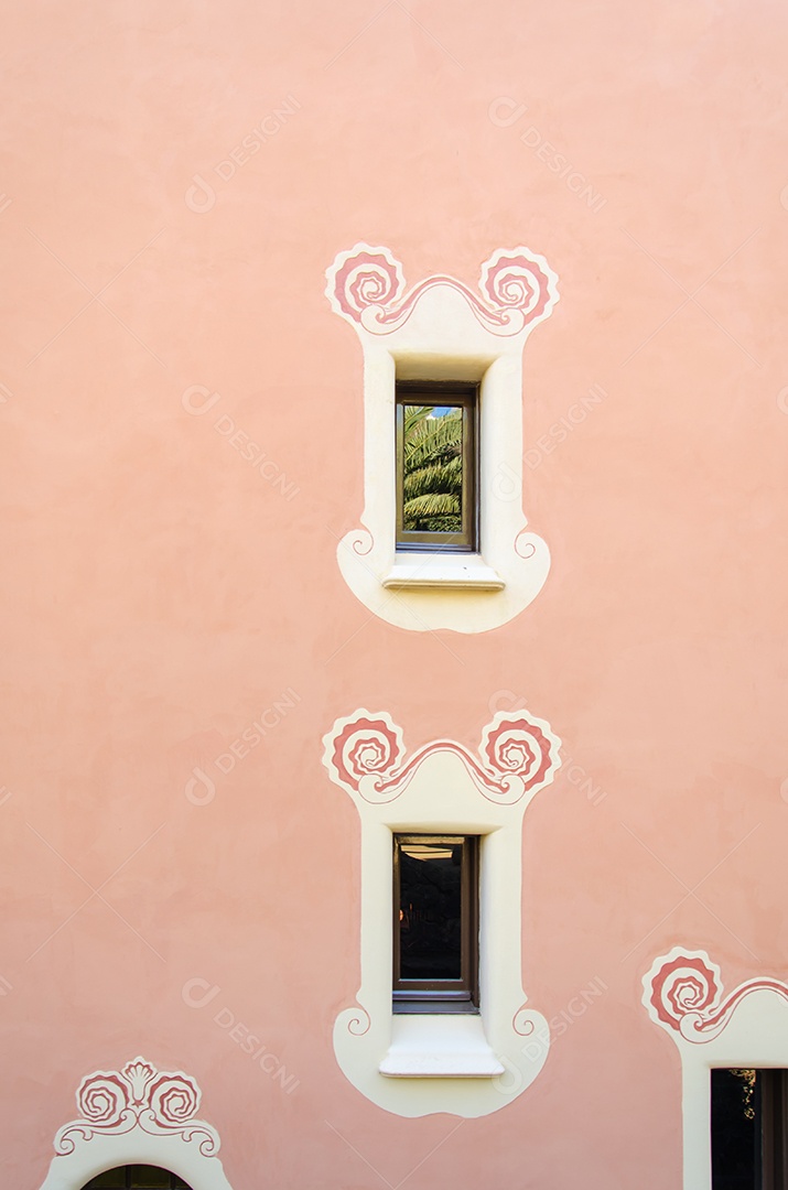 Janelas em forma de estilo nas paredes rosa.
