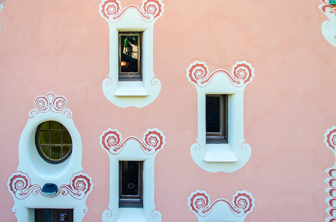 Janelas em forma de estilo nas paredes rosa.