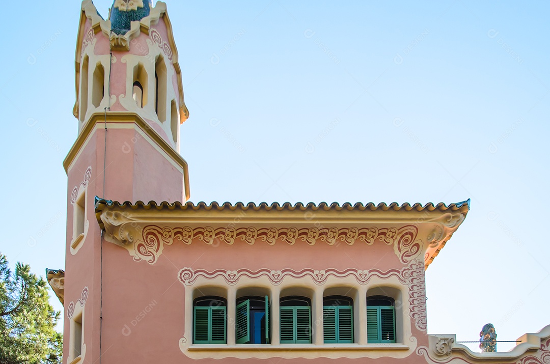 Janelas em forma de estilo nas paredes rosa.