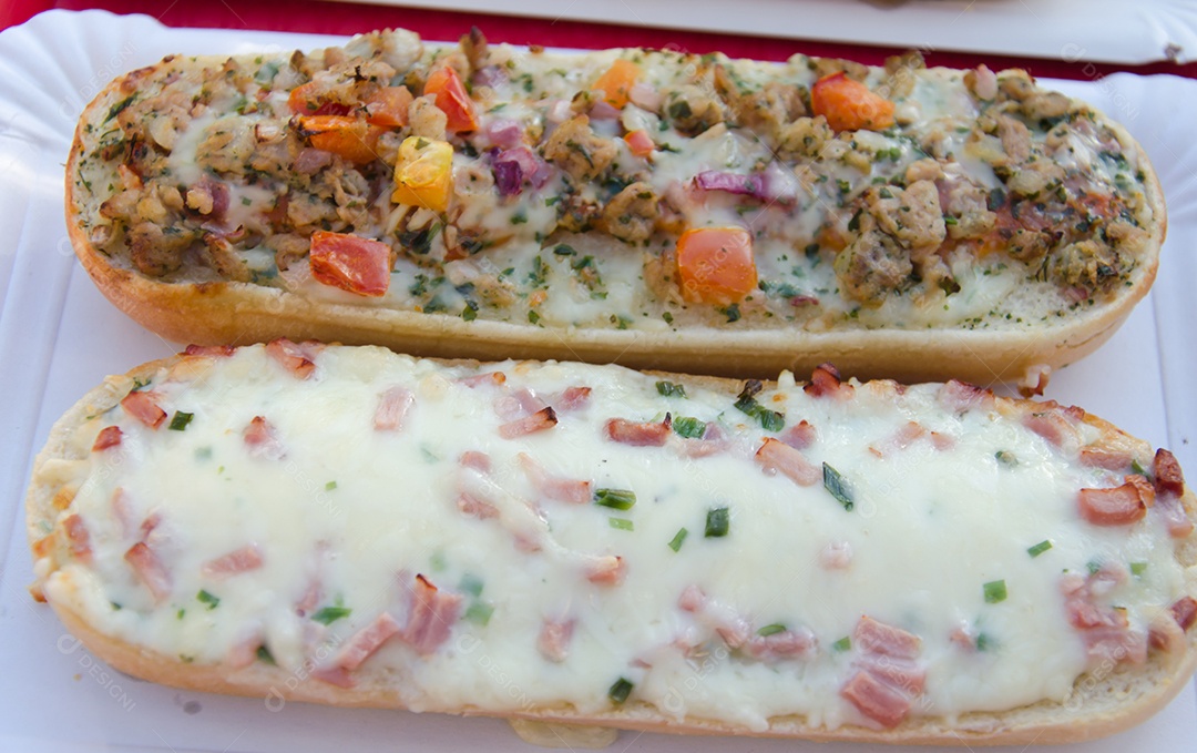 Pão de espanha é colocado no prato.