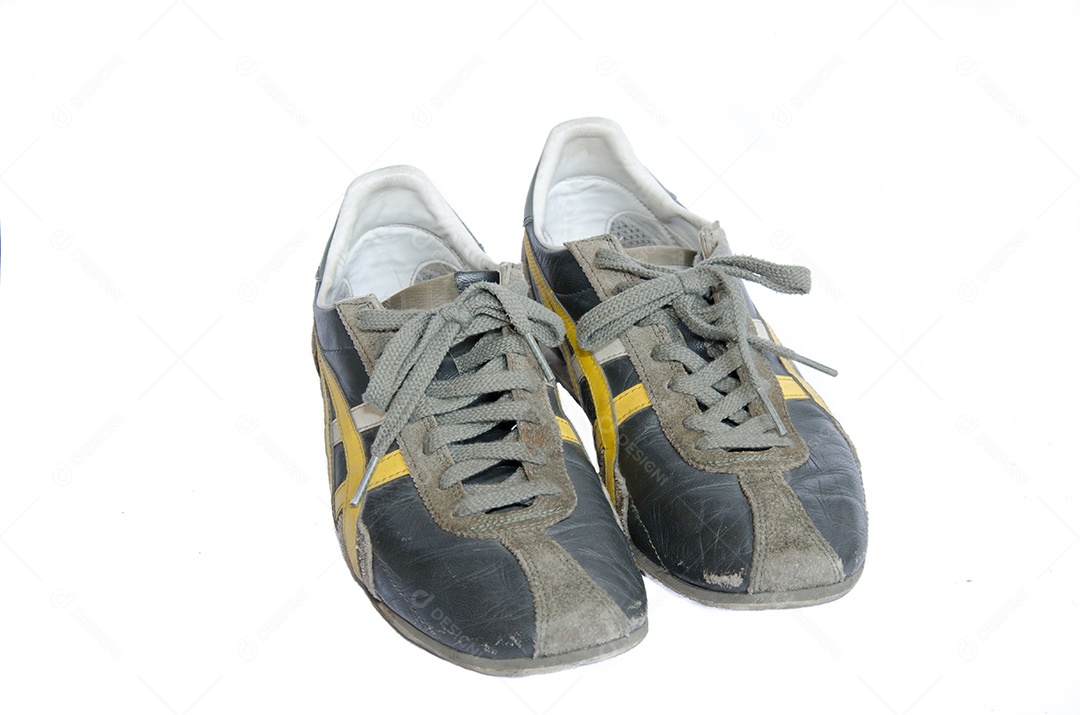 Os tênis verdes isolados no fundo branco.