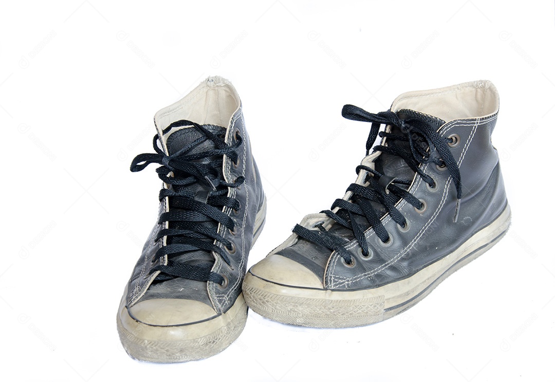 Os tênis pretos isolados no fundo branco.