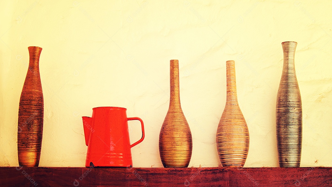 O piso é feito de madeira para servir de vaso.