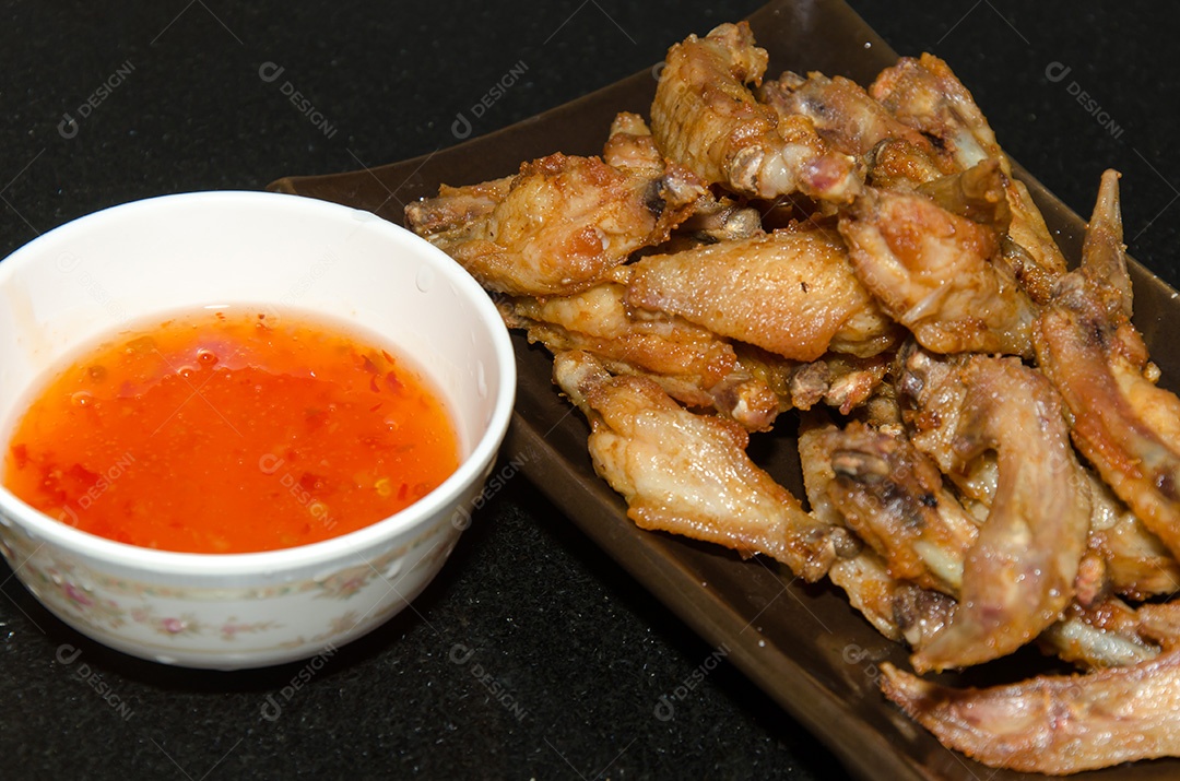 Asas de frango frito em um estilo da Tailândia.