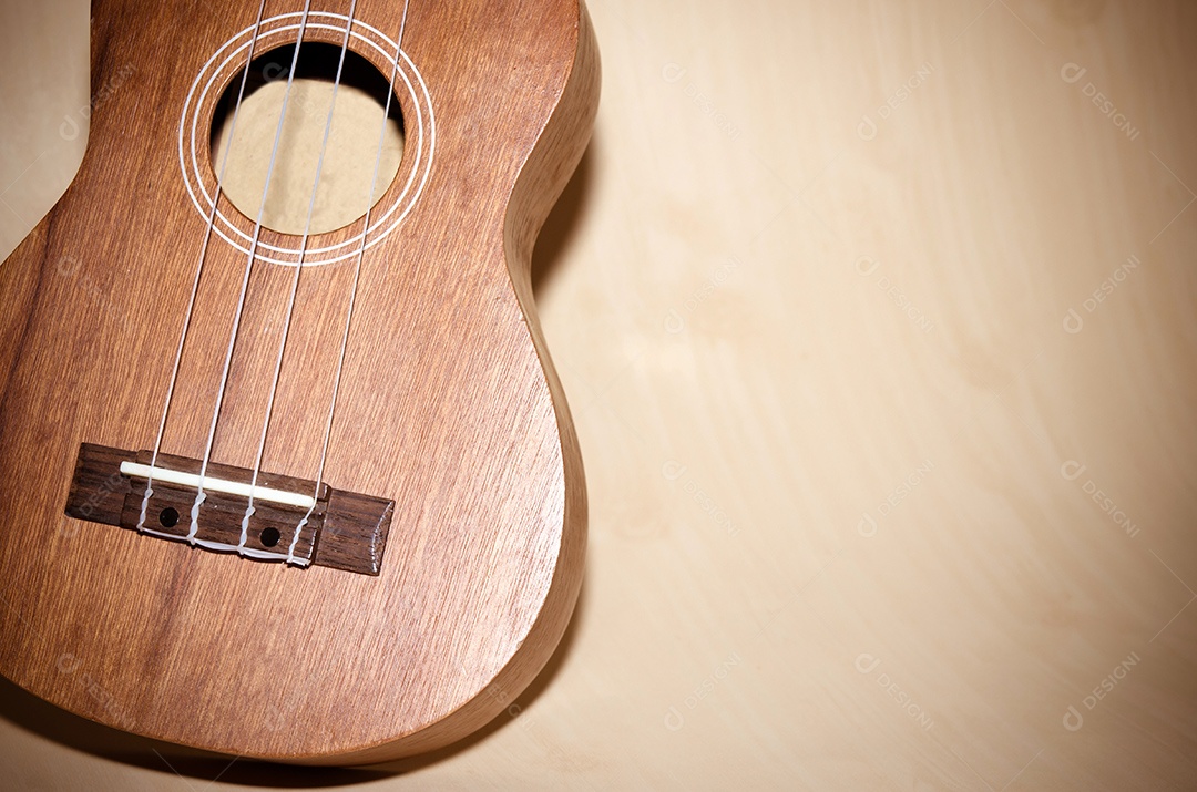 O ukulele é colocado em um piso de madeira vintage.