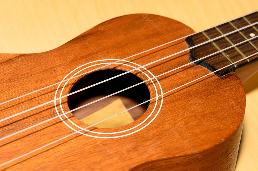 O ukulele é colocado em um piso de madeira vintage.