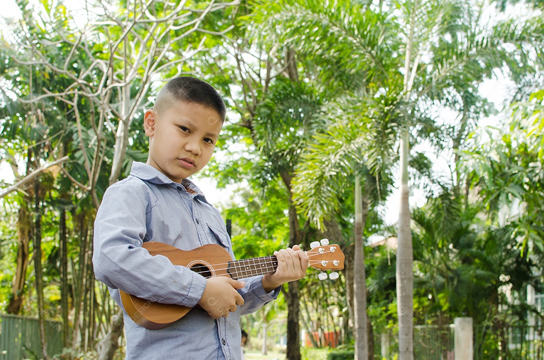 Brincadeira de criança no ukulele