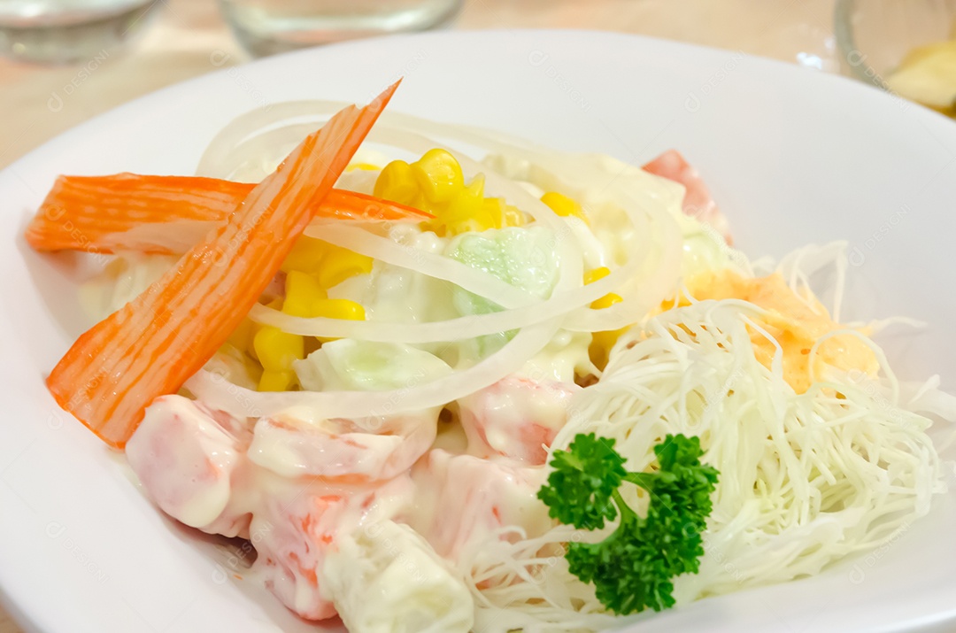 Imitação de salada de caranguejo na mesa.