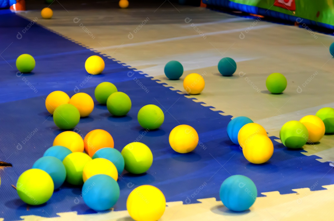 Bolinhas coloridas de brinquedos juntos.
