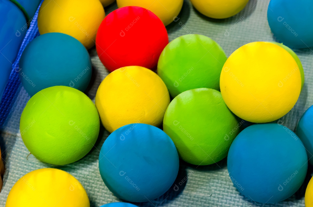 Bolinhas coloridas de brinquedos juntos.