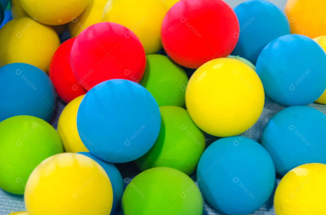 Bolinhas coloridas de brinquedos juntos.