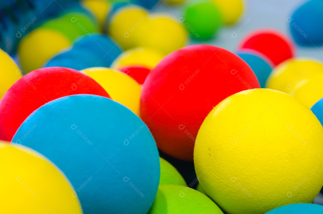 Bolinhas coloridas de brinquedos juntos.