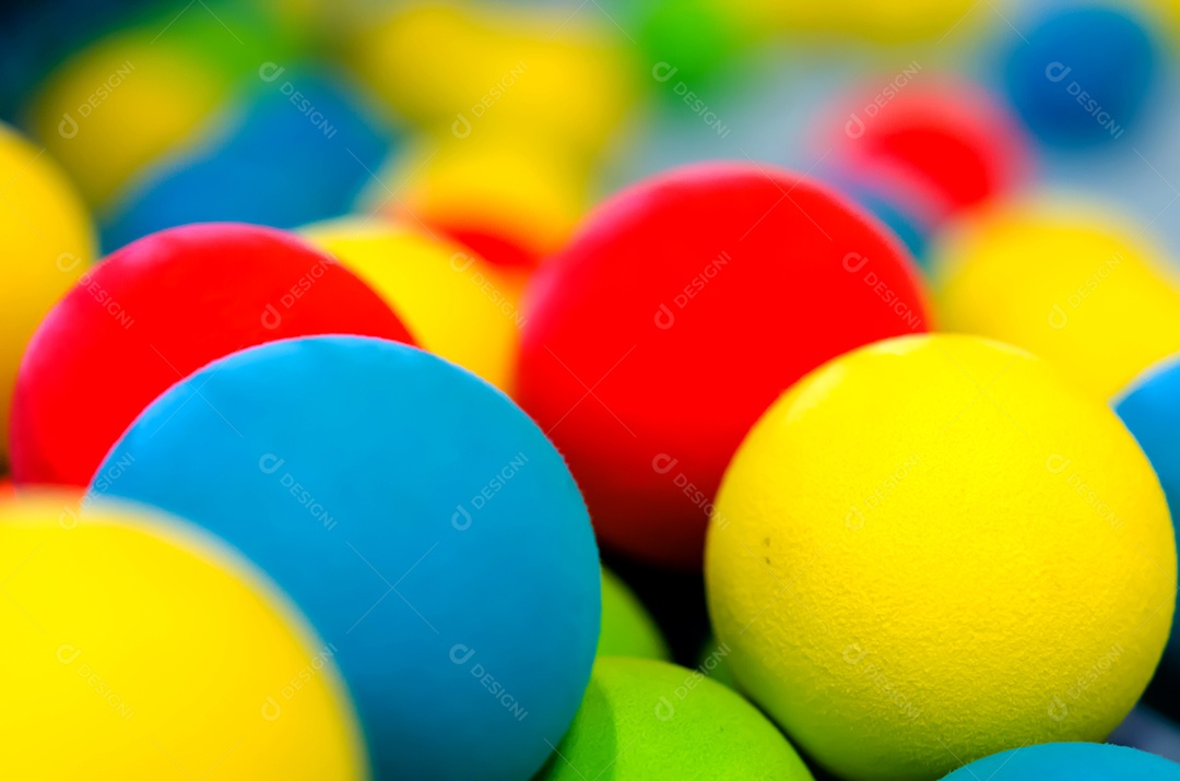 Bolinhas coloridas de brinquedos juntos.