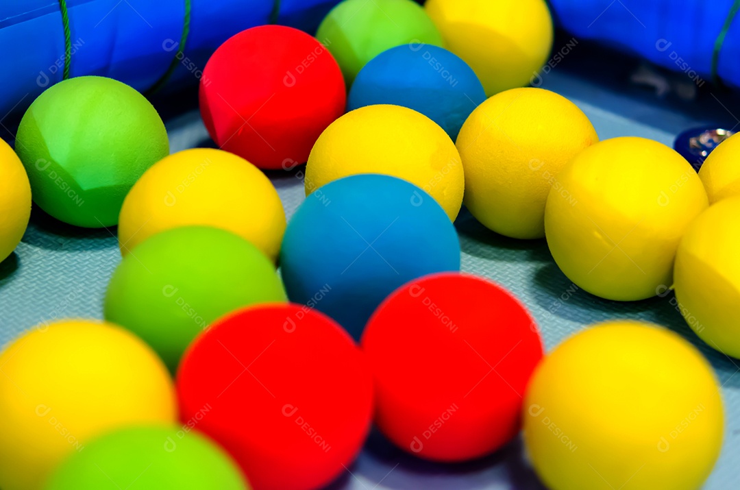 bolinhas coloridas de brinquedos juntos.