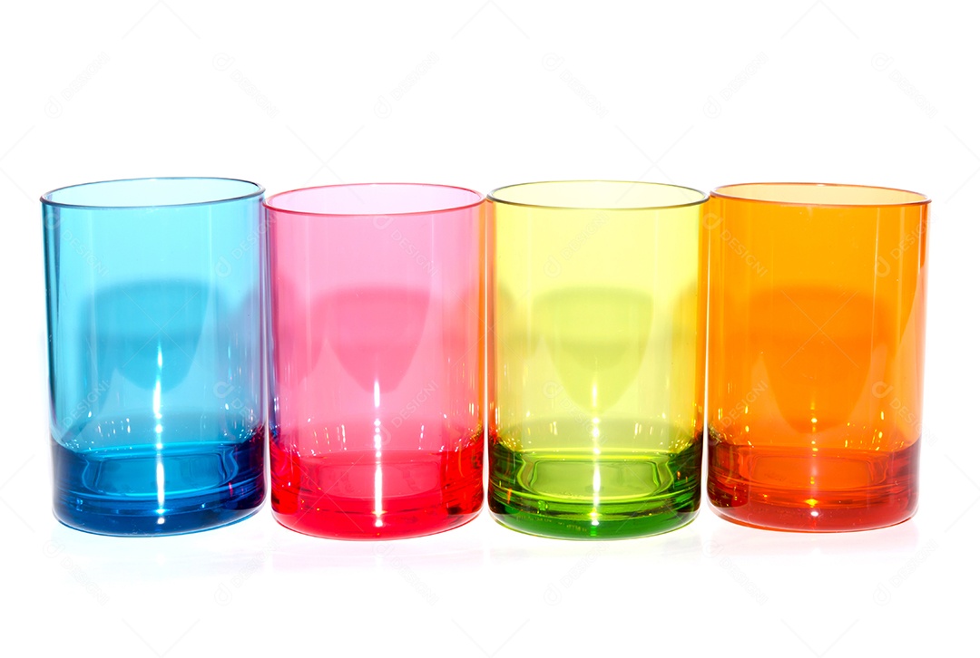 Os copos de plástico isolados no fundo branco.