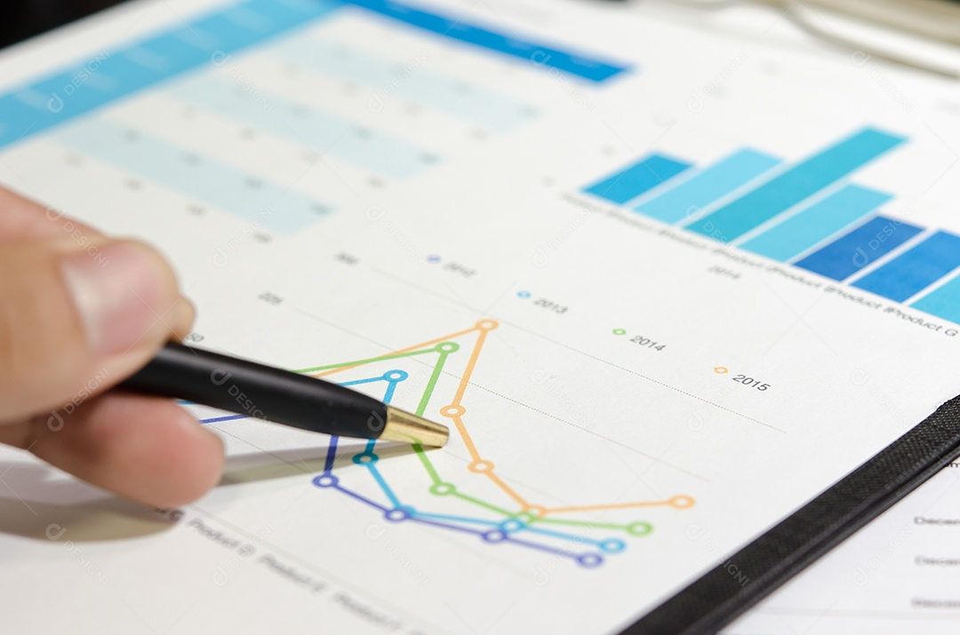 Gráfico e caneta na mesa do escritório.