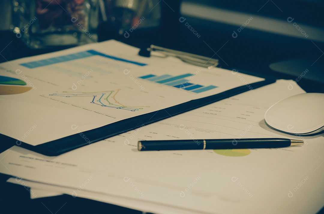 Documentos de negócios com crescimento de gráficos e caneta.