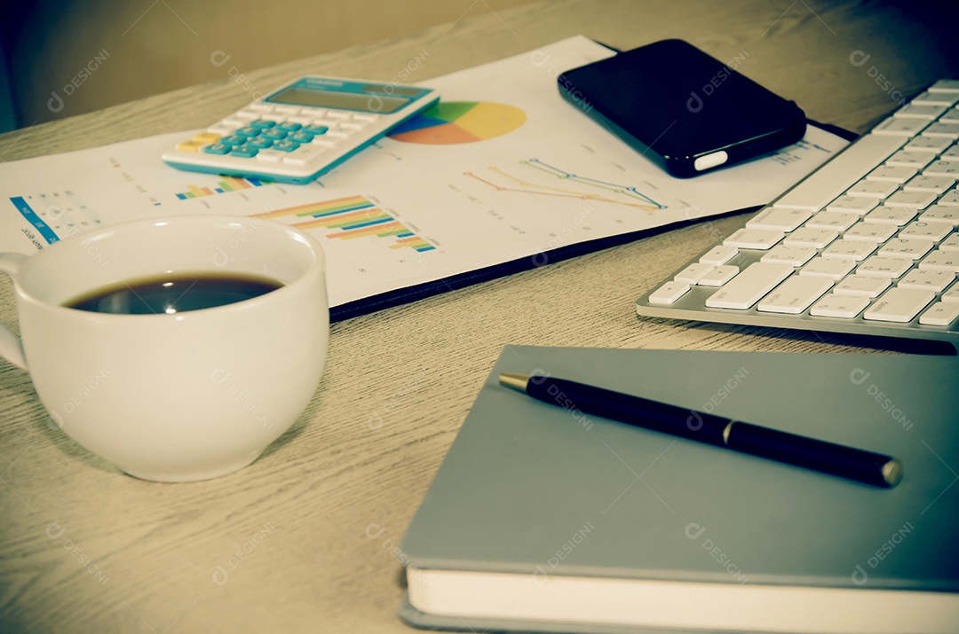 Contabilidade empresarial e café na mesa do escritório.