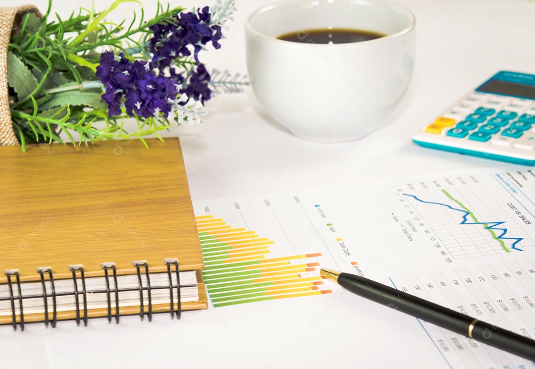 Documentos e caneta e livro na mesa do escritório.