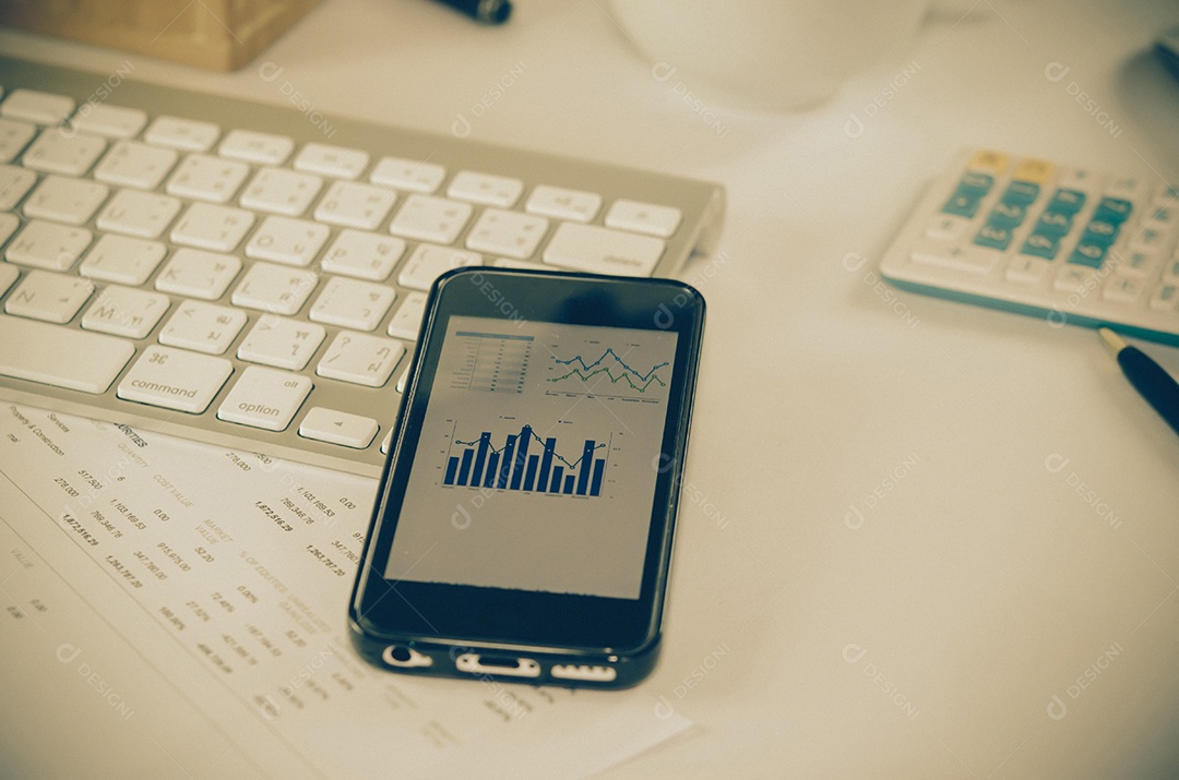 Imagem do local de trabalho com telefone celular, vintage.