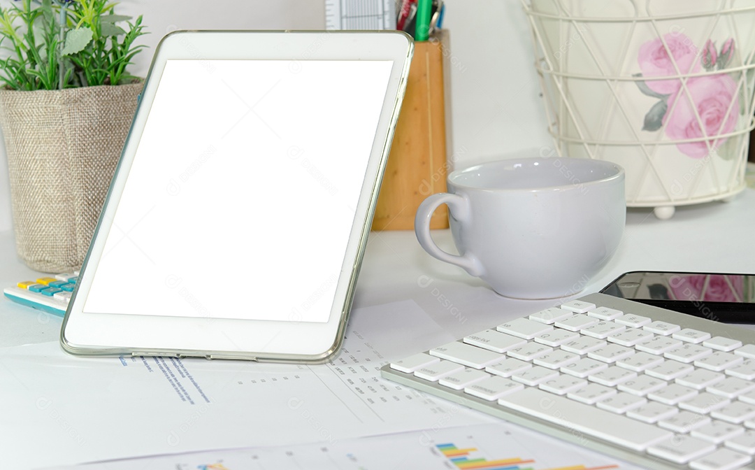 Tablet e teclado na mesa e documentos de negócios.