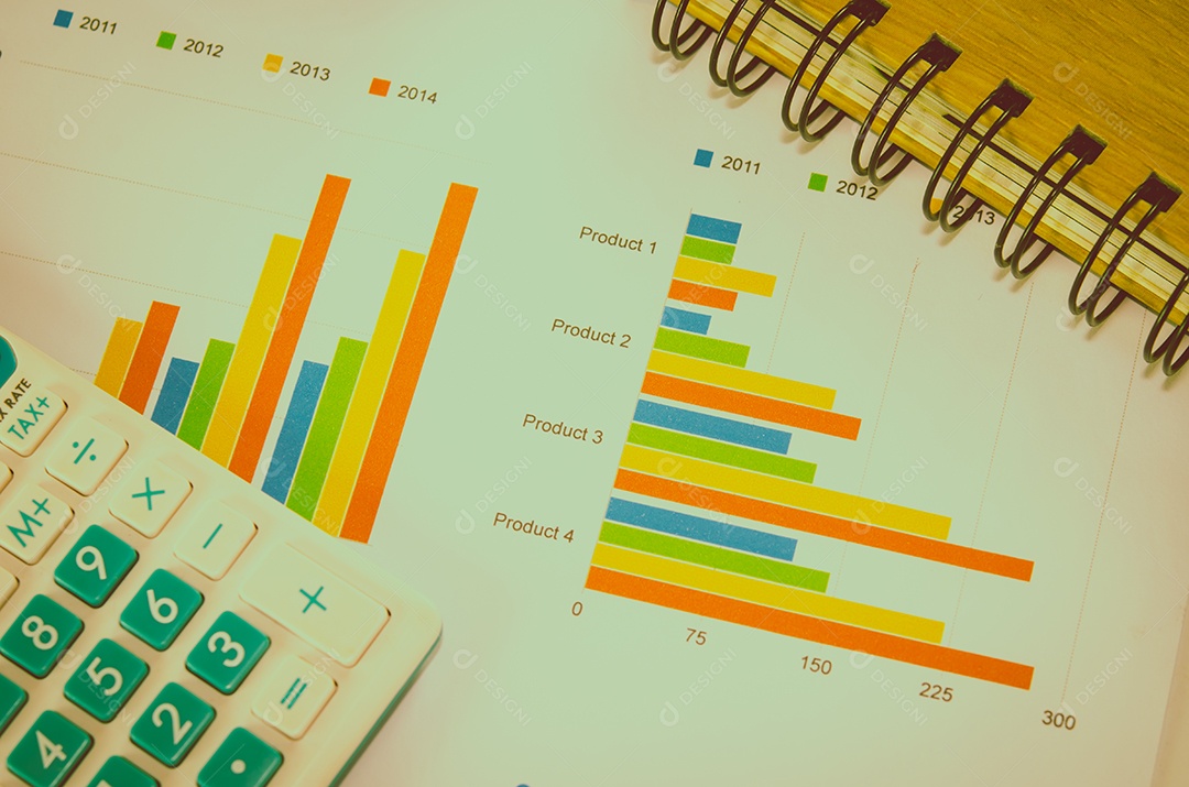 Gráficos financeiros em cima da mesa com calculadora, vintage.