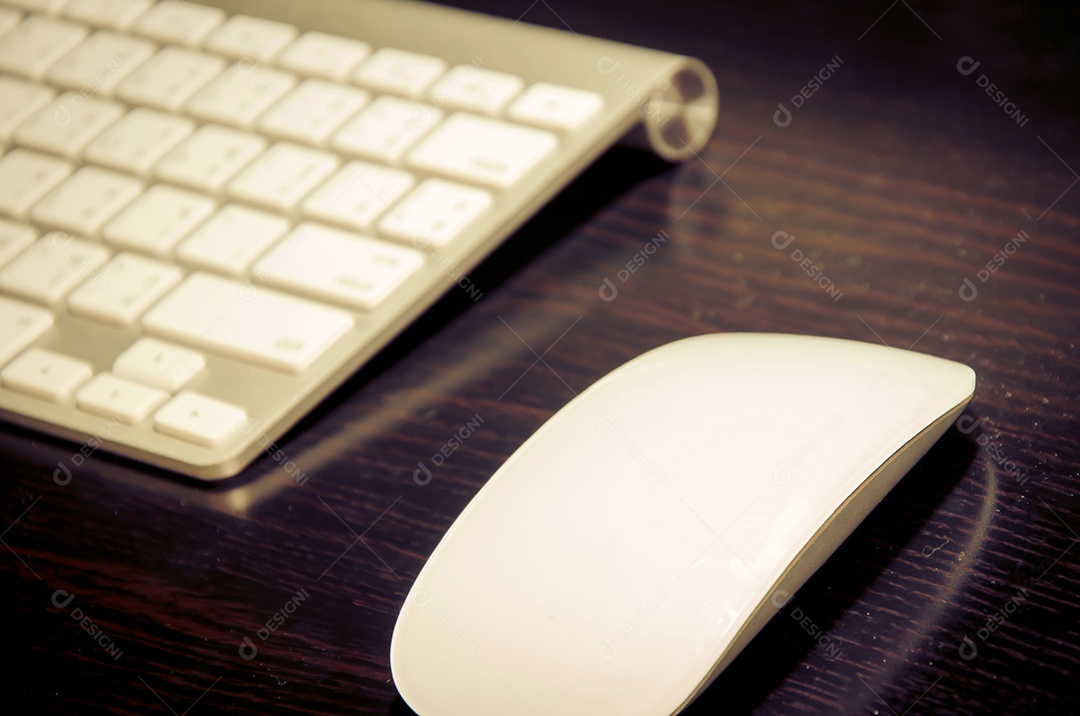 Mouse e teclado na mesa de escritório. Vintage.