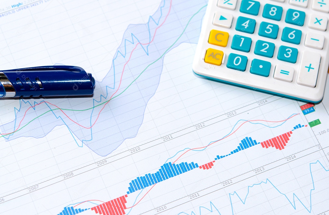 Gráficos e gráficos de cores financeiros e de negócios em cima da mesa.