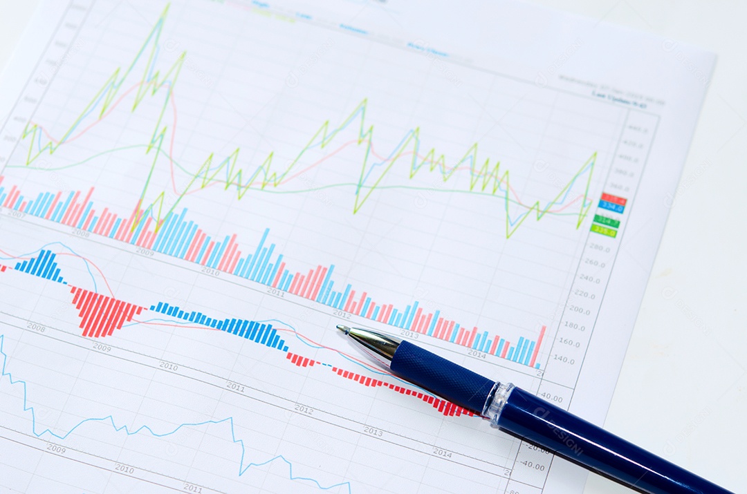 Gráficos e gráficos de cores financeiros e de negócios em cima da mesa