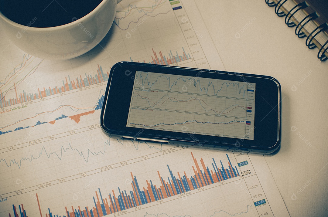 Imagem do local de trabalho com telefone celular, vintage.