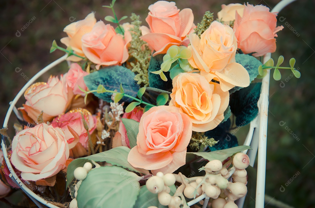 Flor rosa no jardim desfocado, tons vintage.