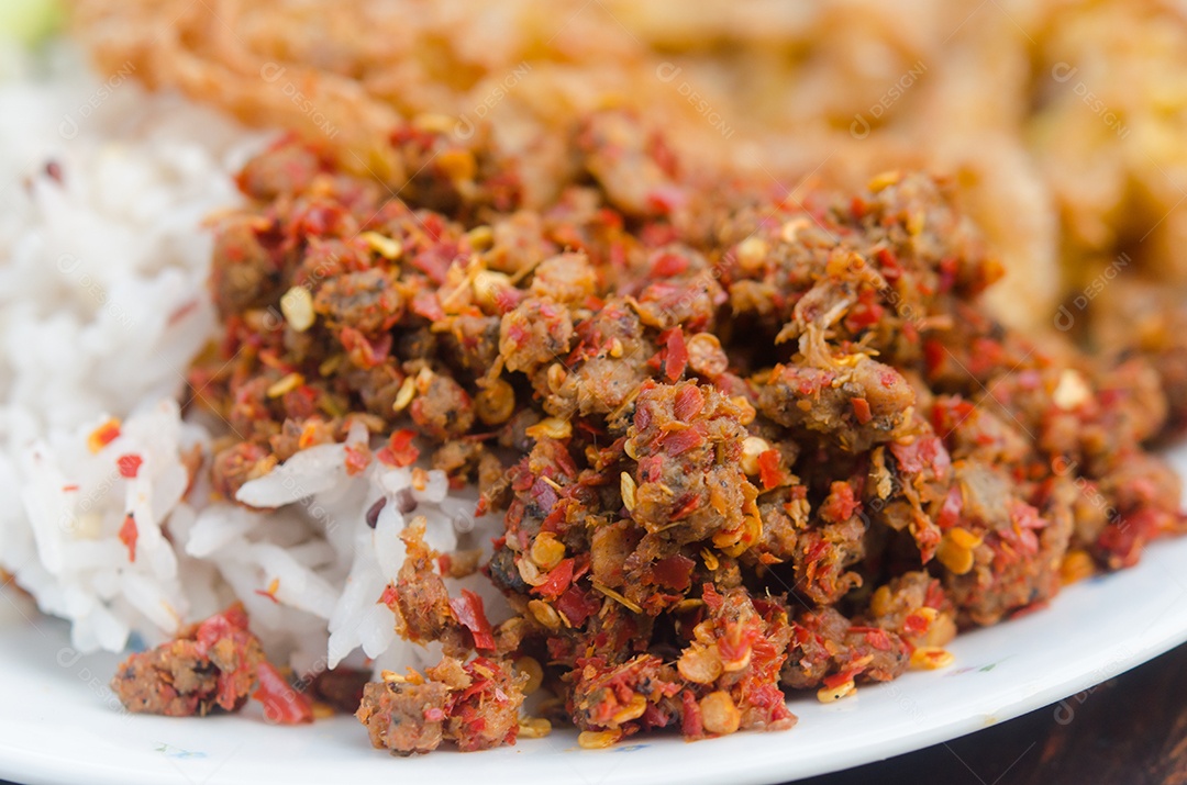 Pasta de pimentão e arroz no prato.