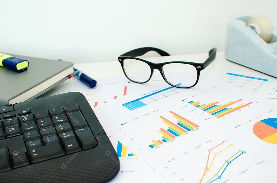 Negócios de escritório e gráfico na mesa.