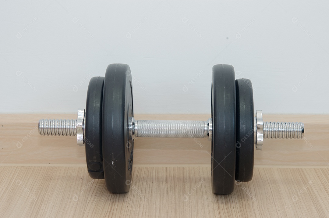 Halteres descansando no chão de madeira.