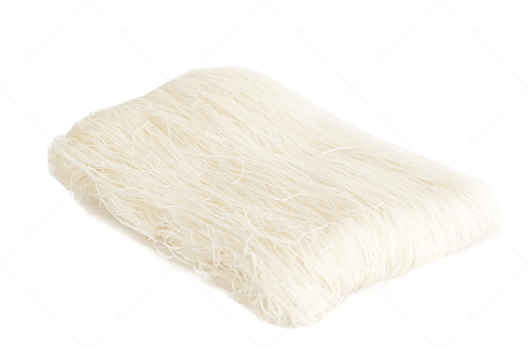 Macarrão de aletria de arroz branco sobre fundo branco.