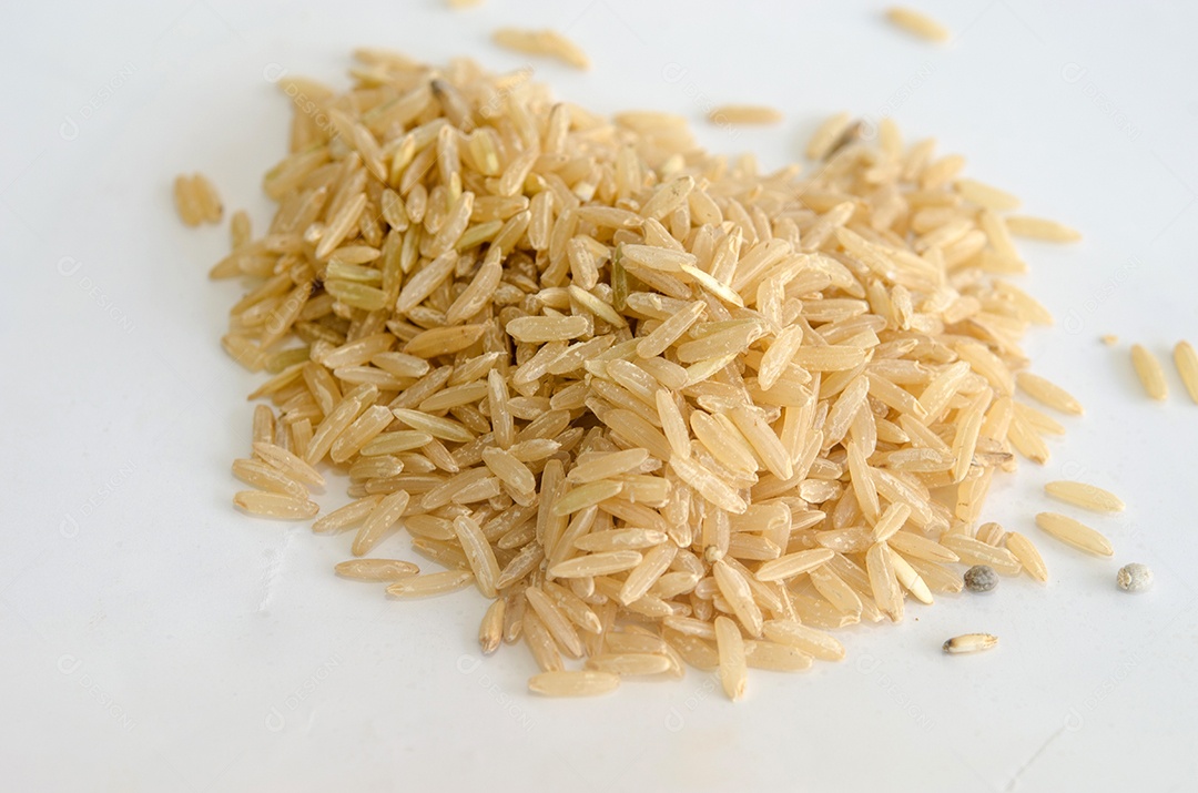 Arroz integral no fundo branco.