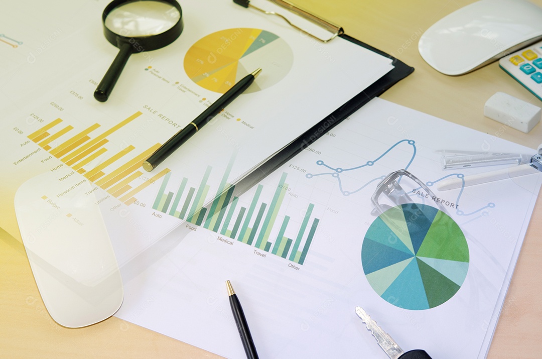 Gráficos e gráficos de papel financeiro na mesa , Conceito de negócios