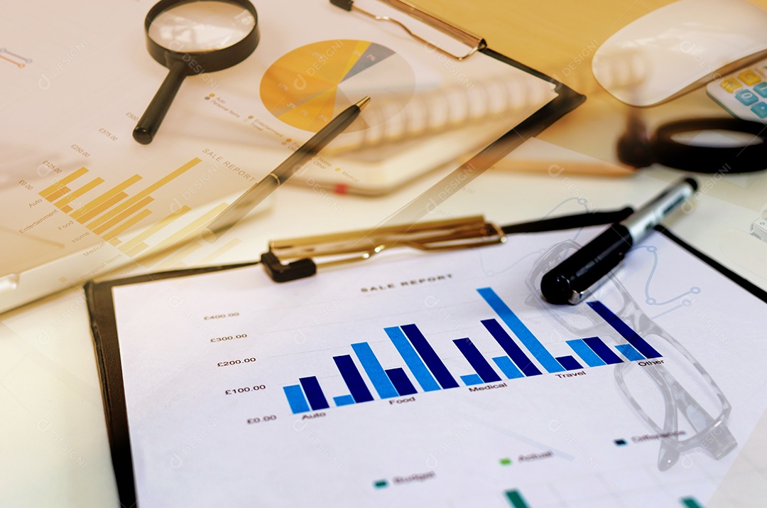 Conceito de negócios. Documentos em papel com relatórios financeiros