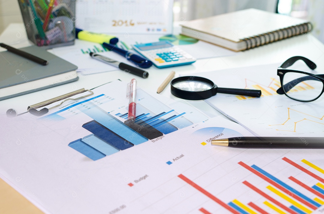 Conceito de negócios. Relatório de gráficos e gráficos com caneta na mesa.
